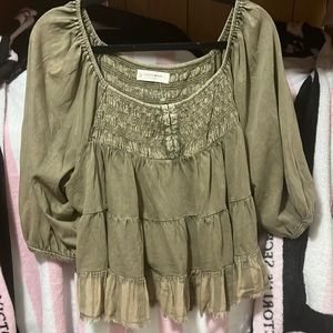 NWT Lucky brand. Tiered cotton top. Size L. Army green color. New